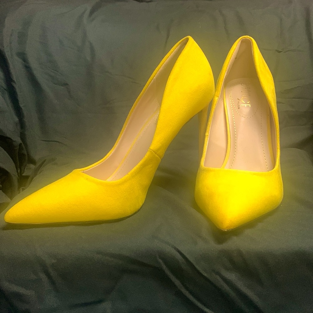 Yellow 3-4 inch shoes faux shade, size 10